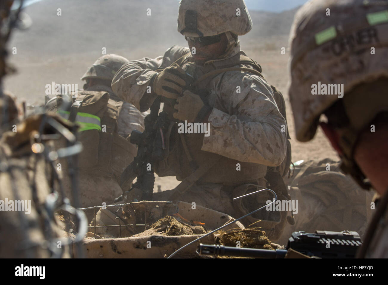 Lance Cpl. Terrell R. Hammond, Schütze, 2. Bataillon, 8. Marine Regiment, passt seine Ausrüstung während eines Angriffs auf Palette 410A an Bord der Marine Corps Air Ground Combat Center Twentynine Palms, Kalifornien, 8. Mai 2016, im Rahmen des integrierten Übung 3-16. Die ITX besteht aus einem Intensivtraining Zyklus mit einer Reihe von fortschrittlichen live-Feuer-Übungen, die die Fähigkeit beurteilt und Anpassungsfähigkeit der eine Kraft von ca. 3.500 Marines und Segler. (Offizielle Marinekorps Foto von Lance Cpl. Levi Schultz/freigegeben) "Amerikas Bataillon" fegt durch ITX 3-16 160508-M-PS017-345 Stockfoto