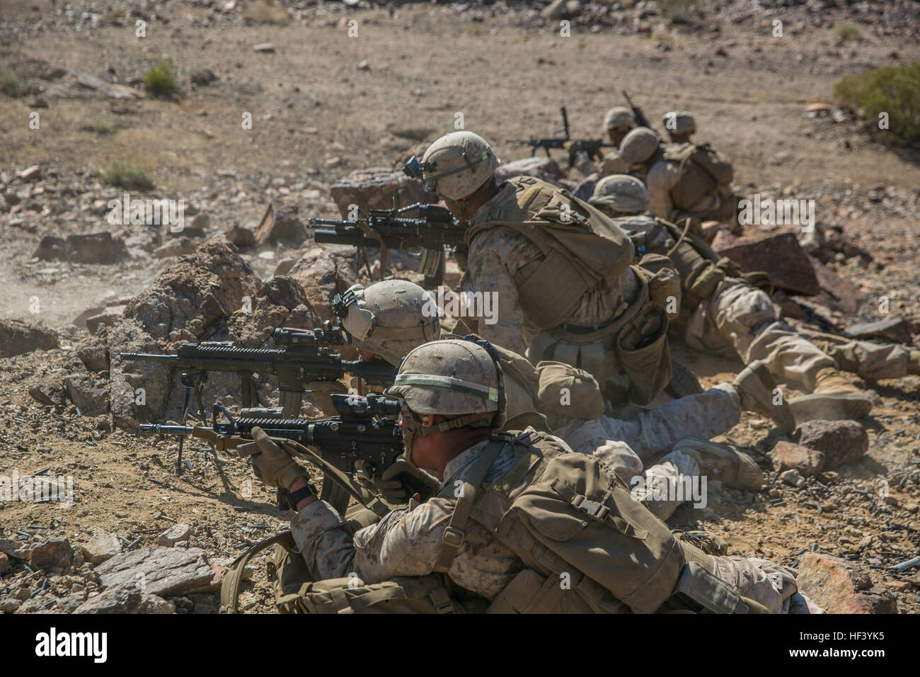 Marines mit 2. Bataillon, 8. Marine Regiment, positionieren sich unterdrückende Feuer im Bereich 410 festzulegen, während der Teilnahme an integrierten Übung 3-16 an Bord der Marine Corps Air Ground Combat Center, Twentynine Palms, Kalifornien, 9. Mai 2016. 2/8 kam vom Marine Corps Base Camp Lejeune, North Carolina, zur Teilnahme an ITX 3-16. (Offizielle Marinekorps Foto von Lance Cpl. Dave Flores/freigegeben) Echo Company fegt durch ITX 3-16 (Bild 1 von 7) 160509-M-ZZ999-002 Stockfoto