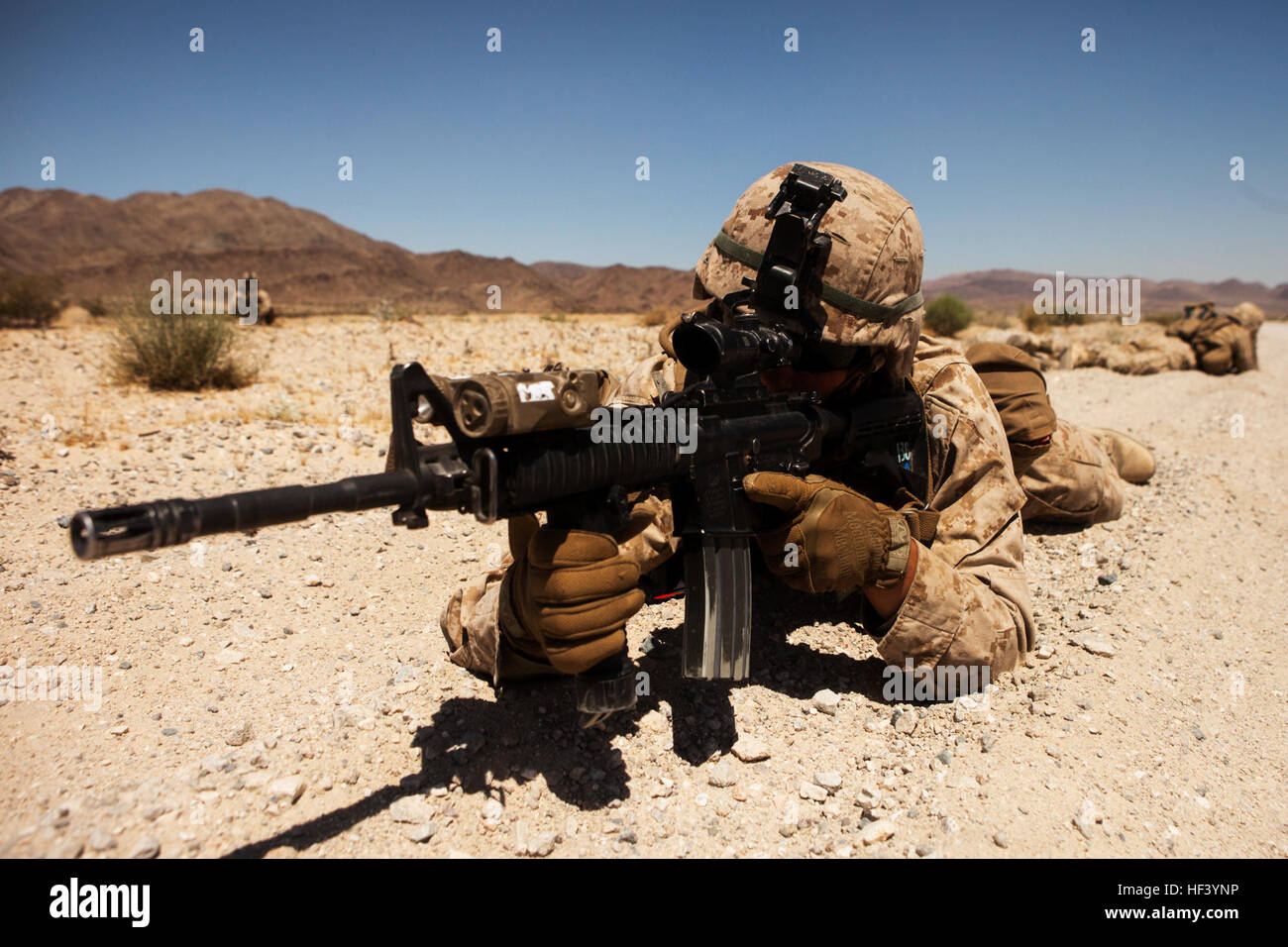 US-Marines mit 2. Bataillon, 8. Marine Regiment, Echo Company, Sicherheitsleistung Route während einer mechanisierten Angriff Kurs (MAC) innerhalb der integrierten Training Übung (ITX) bei Twenty - Nine Palms, Ca. 10. Mai 2016. Echo Company durchgeführt einen MAC während der ITX, um für Langstrecken-Angriffe über bergiges Gelände vorzubereiten. (Foto: U.S. Marine Corps Lance Cpl. Timothy Joseph Lutz, 2. Marine Division Combat Kamera/freigegeben) ITX 3-16 (Bild 1 von 24) 160510-M-ZZ999-129 Stockfoto