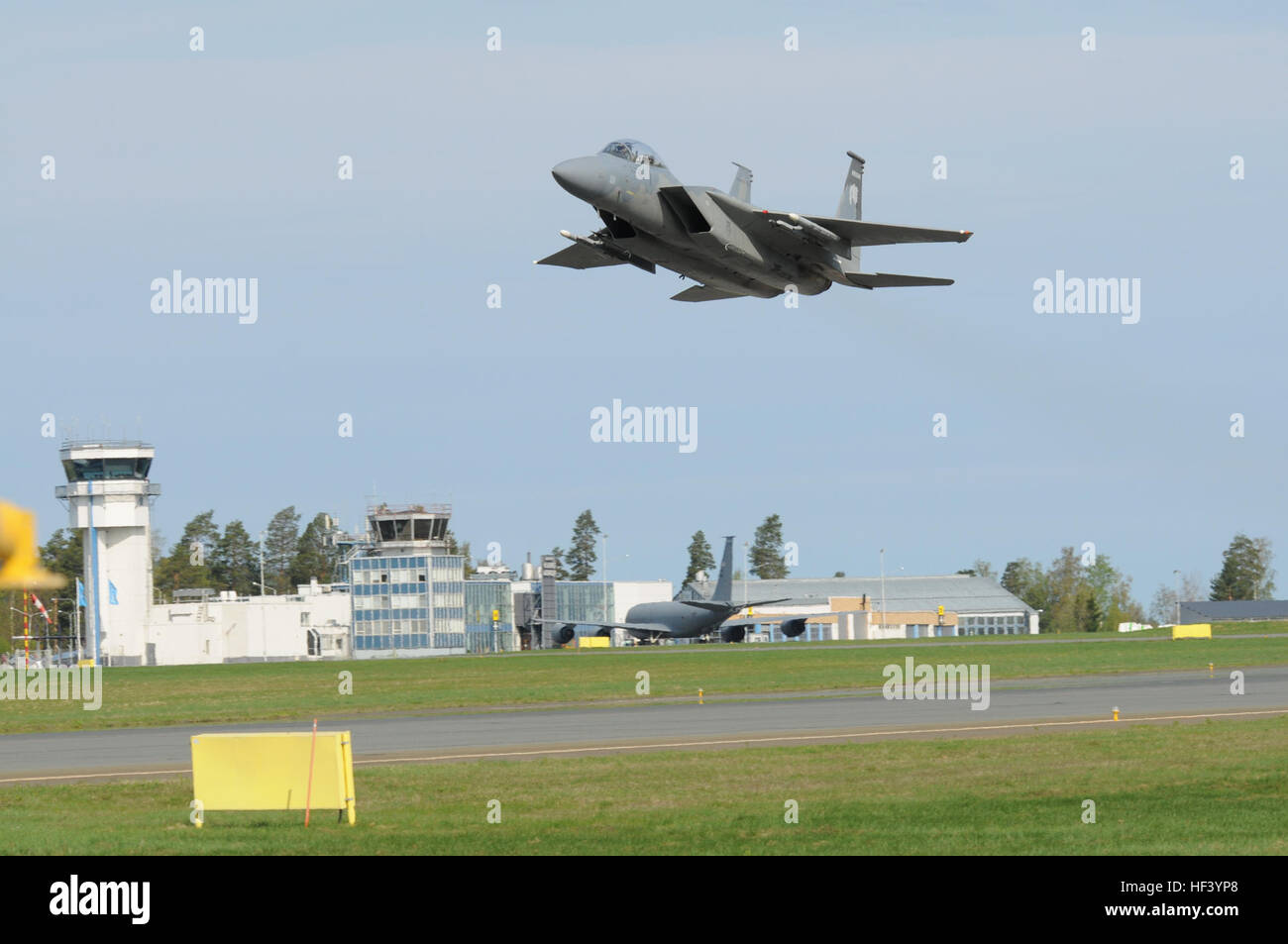 Ein Flugzeug der US Air Force F - 15D geht in die Luft über den Flughafen Kuopio in Finnland während einer Übung, die Teil der Operation Atlantic zu beheben, 10. Mai 2016 ist. Fünf Adler F-15C/D und mehr als 100 Oregon Air National Guard Flieger nach Finnland aus Oregon bereitgestellt zur Teilnahme an gemeinsamen Training mit US-Partner Finnland als Teil der Operation Atlantic zu beheben. Das Training verbessert ihre Fähigkeit zu arbeiten und fliegen gemeinsam in eine realistische Trainingsumgebung während eine bewährte Partnerschaft zu fördern. (U.S. Air National Guard Foto von techn. Sgt. Jefferson Thompson/freigegeben) Oregon-Flieger Stockfoto