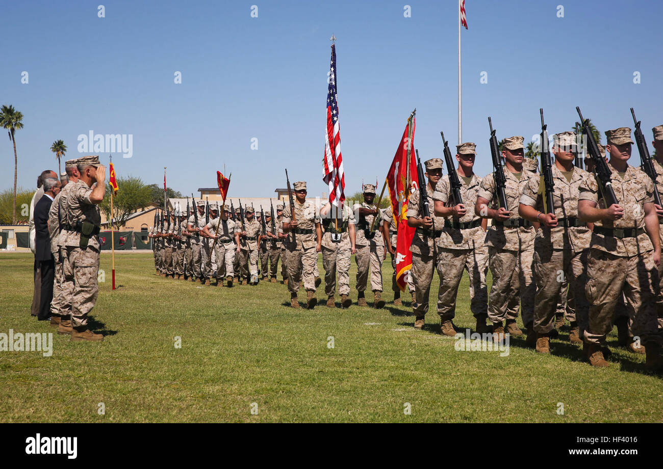 Der ankommende kommandierende Offizier übernimmt die Führung der Marine Aviation Weapons and Tactics Squadron One (MAWTS-1) während eines Kommandowechsels auf der Marine Corps Air Station Yuma, Ariz, am 12. Mai 2016. MAWTS-1 betreut fortgeschrittene taktische Luftfahrtschulungen durch den zweijährlichen Kurs Waffen und Taktik Instructors, an dem Tausende von Marines und Luftfahrtausende von Marines und Luftfahrzeugausrüstung aus dem gesamten Marinekorps teilnehmen. Stockfoto