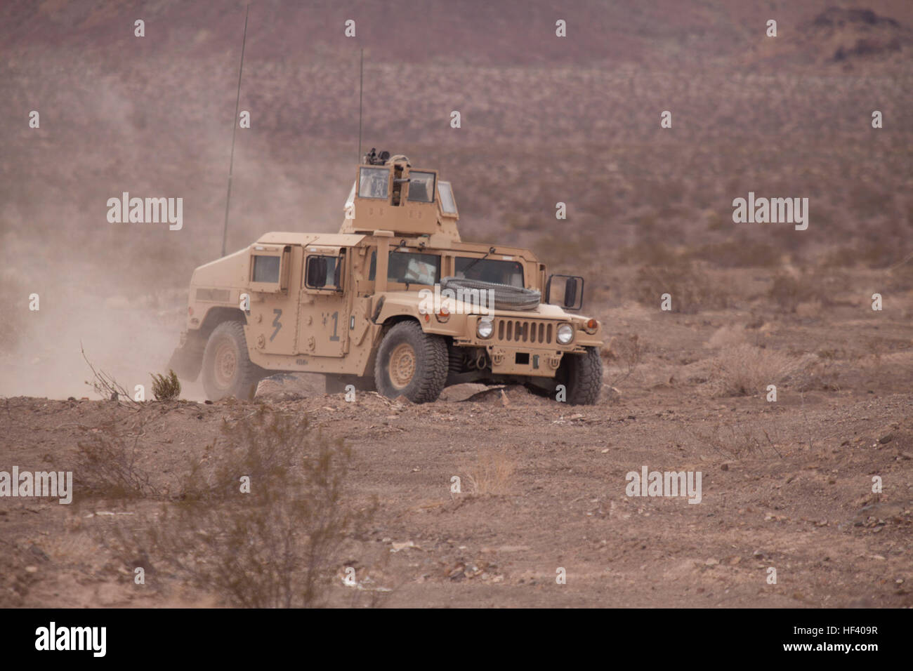 US-Marines mit 2. Bataillon, 8. Marines, 2. Marine-Division, führen einen kombinierte Waffen Angriff auf objektiven Bravo, während integrierte Training Übung (ITX) 3-16 im Marine Corps Air Ground Combat Center Twentynine Palms, Ca. 17. Mai 2016. 2. Marines und untergeordnete Einheiten nahmen an ITX 3-16 um sicherzustellen, dass alle Elemente der Spezial-Marine Air-Ground Task Force 2 für zukünftige Bereitstellungen und operativen Verpflichtungen bereit sind. (U.S. Marine Corps Foto von Staff Sgt David L. Proffitt 2DMARDIV Bekämpfung der Kamera/freigegeben) ITX 3-16 (Bild 1 von 43) 160517-M-ZV304-101 Stockfoto