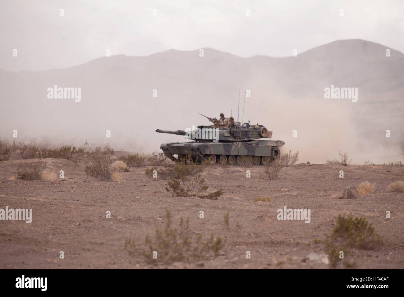 US-Marines mit 2. Tank Battalion, 2. Marine-Division führen einen kombinierte Waffen Angriff auf objektiven Bravo, als Teil der Marine Air Ground Task Force 2 (MAGTF) letzte Übung während integrierte Ausbildung ausüben (ITX) 3-16 im Marine Corps Air Ground Combat Center Twentynine Palms, Ca. 17. Mai 2016. 2. Marines und untergeordnete Einheiten nahmen an ITX 3-16 um sicherzustellen, dass alle Elemente der Marine Air-Ground Task Force 2 für zukünftige Bereitstellungen und operativen Verpflichtungen bereit sind. (U.S. Marine Corps Foto von Staff Sgt David L. Proffitt 2DMARDIV Bekämpfung der Kamera/freigegeben) ITX 3-16 160517-M-ZV304 Stockfoto