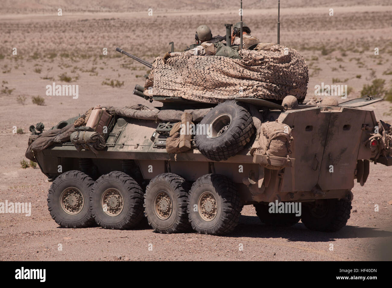 US-Marines mit 2. Light Armored Reconnaissance Battalion, Bravo Company, 2nd Marine Division Verhalten Stellung Übergriffe und Anruf für Feuer, als Teil von der Marine Air Ground Task Force 2 (MAGTF) letzte Übung während integrierte Ausbildung ausüben (ITX) 3-16 im Marine Corps Air Ground Combat Center Twentynine Palms, Ca. 19. Mai 2016. 2. Marines und untergeordnete Einheiten nahmen an ITX 3-16 um sicherzustellen, dass alle Elemente der Marine Air-Ground Task Force 2 für zukünftige Bereitstellungen und operativen Verpflichtungen bereit sind. (U.S. Marine Corps Foto von Staff Sgt David L. Proffitt 2DMARDIV Bekämpfung der Kamera/R Stockfoto