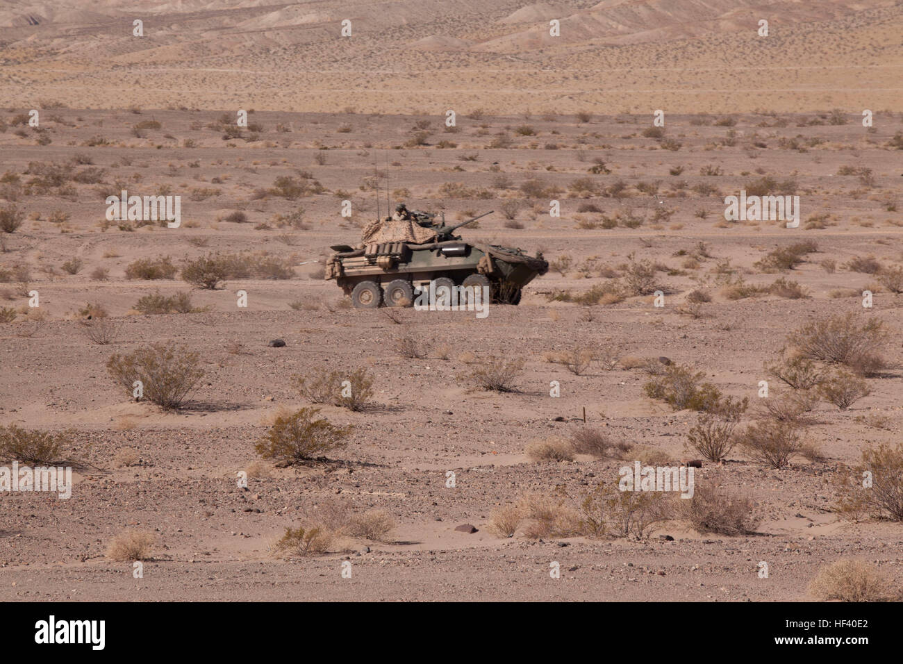 US-Marines mit 2. Light Armored Reconnaissance Battalion, Bravo Company, 2nd Marine Division Verhalten Stellung Übergriffe und Anruf für Feuer, als Teil von der Marine Air Ground Task Force 2 (MAGTF) letzte Übung während integrierte Ausbildung ausüben (ITX) 3-16 im Marine Corps Air Ground Combat Center Twentynine Palms, Ca. 19. Mai 2016. 2. Marines und untergeordnete Einheiten nahmen an ITX 3-16 um sicherzustellen, dass alle Elemente der Marine Air-Ground Task Force 2 für zukünftige Bereitstellungen und operativen Verpflichtungen bereit sind. (U.S. Marine Corps Foto von Staff Sgt David L. Proffitt 2DMARDIV Bekämpfung der Kamera/R Stockfoto