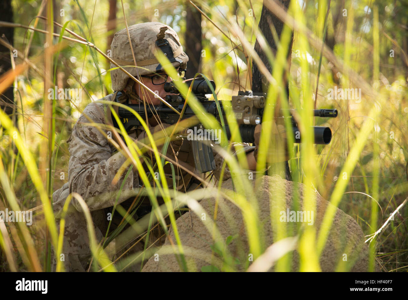 CPL. Sebestian V. Aguilera, ein Schütze bietet Sicherheit auf einem Truppenübungsplatz außerhalb Robertson Kasernen, Northern Territory, Australien, am 20. Mai 2016. Marines mit Marine Drehkraft - Darwin simuliert Kausalität Evakuierungen mit einem Hubschrauber UH-1Y Venom. MRF-D ist eine sechsmonatigen Einsatz der Marines in Darwin, Australien, training in einer neuen Umgebung. Aguilera ist mit Firma B, 1. Bataillon, 1. Marineregiment, MRF-D. (U.S. Marine Corps Foto von CPL. Carlos Cruz/freigegeben) Mann, MRF-D simuliert Unfall-Evakuierung (Bild 1 von 13) 160520-M-KE800-051 Stockfoto