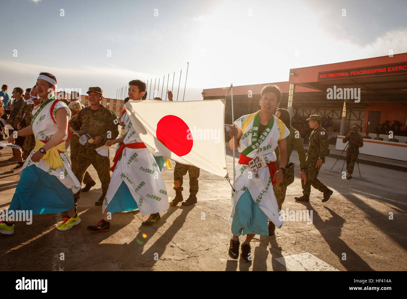 Mitglieder von Japan Ground Self-Defense Force (JGSDF) führen einen traditionellen Tanz auf fünf Hügeln Trainingsbereich, Mongolei, während eine Übung Khaan Quest 2016 Kulturnacht, Mai 27. Khaan Quest kulturellen Nächte befinden sich während der Übung und fördern Zusammengehörigkeit unter den teilnehmenden Ländern durch den Austausch von Traditionen und Bräuche. Zuschauer genossen Tanz- und Musikeinlagen von Mitgliedern der JGSDF durchgeführt und wurden eingeladen, während das letzte Lied tanzen. Khaan Quest 2016 ist eine jährliche, multinationale Friedenssicherungseinsätze Übung gehostet von der mongolischen Armee, Stockfoto