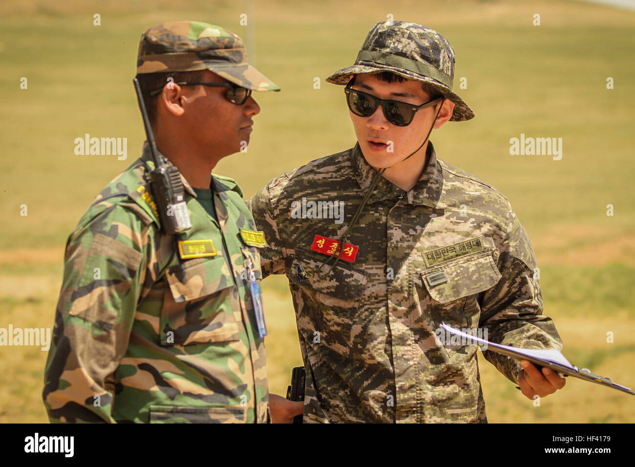 Bangladesh Armee Generalmajor Shams, links, sprechen 29 East Bengal und Republik der Korea Marine Lance Cpl. Junsik gesungen, Übersetzerin, 1. Division zugewiesen zugewiesen während der Patrouille Ausbildung Spur Khaan Quest 2016, fünf Hügeln Trainingsbereich, Mongolei, 31. Mai 2016. Die Patrouille-Training ist einer der elf Ausbildung Fahrspuren einrichten bei Khaan Quest für die multinationale Züge, die Teilnehmer mit den notwendigen Fähigkeiten, um jeder Situation konfrontiert, die bei Friedenssicherungseinsätzen entstehen auszustatten. Khaan Quest ist eine jährliche, multinationale Friedenssicherungseinsätze Übung gehostet von der mongolischen Streitkräfte, co- Stockfoto