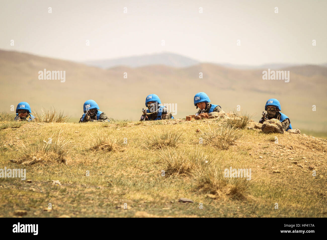 Südkoreanischen Marines post Sicherheit während der Patrouille Training Segments Khaan Quest 2016, fünf Hügeln Trainingsbereich, Mongolei, 31. Mai 2016. Die Patrouille-Training ist einer der elf Ausbildung Fahrspuren einrichten bei Khaan Quest für die multinationale Züge, die Teilnehmer mit den notwendigen Fähigkeiten, um jeder Situation konfrontiert, die bei Friedenssicherungseinsätzen entstehen auszustatten. (Foto: U.S. Marine Corps CPL. Hilda M. Becerra) Republik der Korea Marine beteiligen Patrouille Lane Training während Khaan Quest 2016 (Bild 1 von 22) 160531-M-BN829-264 Stockfoto