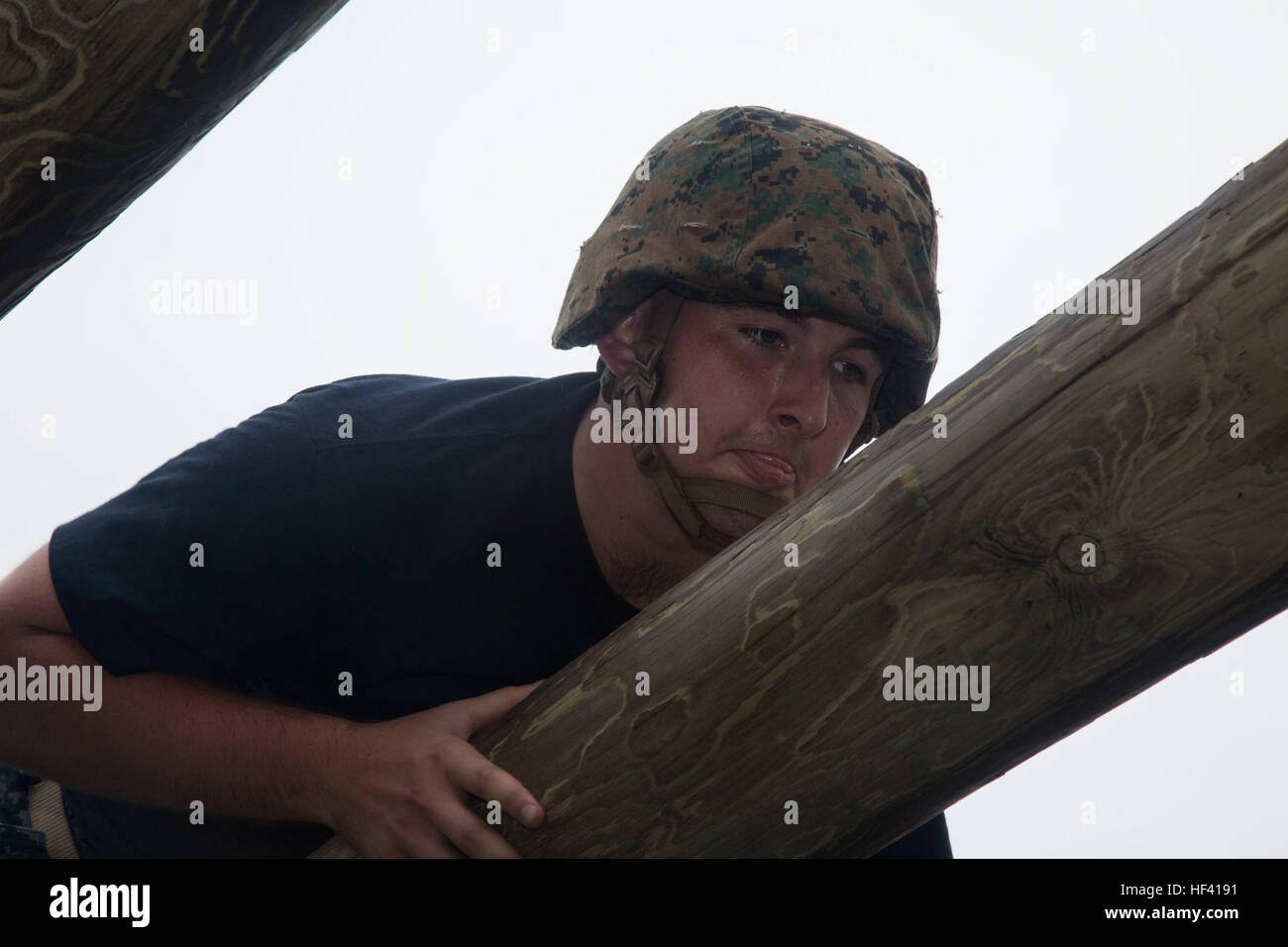 U.S. Naval Academy Midshipman Noah Pearson, Manöver über ein Protokoll auf dem Vertrauen Platz während der Berufsausbildung für Midshipmen (PROTRAMID) auf Lager Devil Dog, N.C., 1. Juni 2016. PROTRAMID soll die Studierenden in die Flotte Marinekräfte Chancen und ein Interesse an einem Marinekorps Inbetriebnahme Programm zu generieren. (Foto: U.S. Marine Corps Lance Cpl. Austin M. Livingston, MCIEAST Bekämpfung der Kamera/freigegeben) 2016 PROTRAMID 160601-M-ZZ999-018 Stockfoto