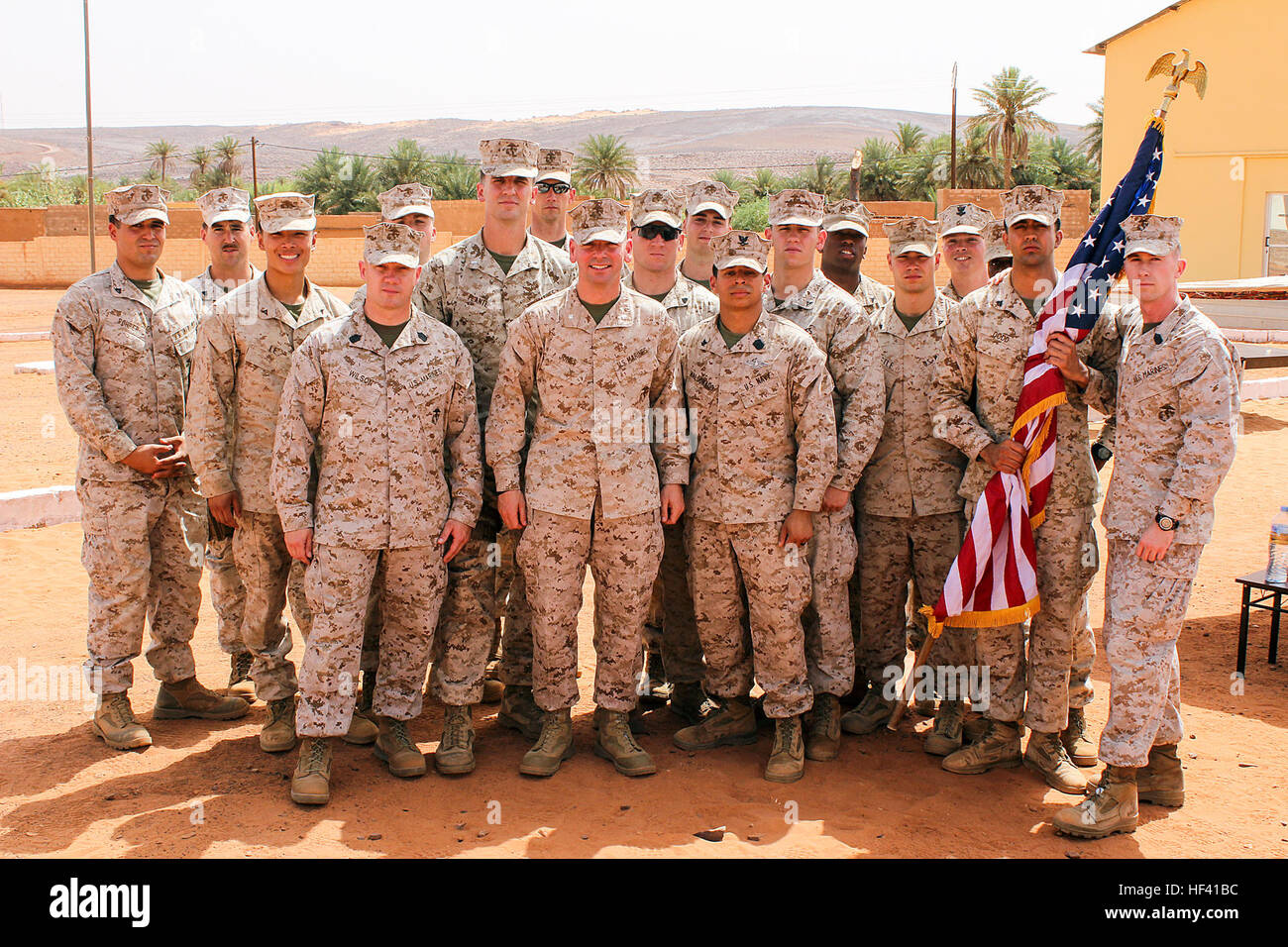 Stehen Sie Oberstleutnant Randall Jones, der befehlshabende Offizier des Logistik-Combat-Elements und Sgt. Major Daniel Wilson, Sergeant-Major für die LCE für spezielle Zwecke Marine Air-Ground Task Force Krise Antwort-Afrika, mit Sicherheit Zusammenarbeit Team 6 für ein Foto in Mauretanien, 3. Juni 2016.  Marines erleichtert Sicherheit Kraft Hilfe zur Unterstützung der mauretanischen Groupement spezielle Recherche zur Bekämpfung des Terrorismus Bemühungen durch Beurteilung und Durchführung voraus Infanterie-Ausbildung, taktische Konvoi-Operationen, Fahrzeug-Operationen, medizinische und Kommunikationstraining.  (US Marine Corps mit freundlicher Genehmigung Stockfoto