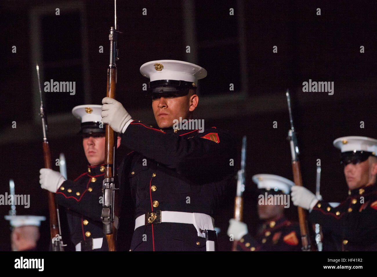 US Marines mit dem Silent Drill Platoon führt während einer Abend-Parade am Marine Barracks Washington, D.C., 10. Juni 2016. Der Abend Parade Sommertradition begann im Jahr 1934 und verfügt über die Stille Drill Platoon, der US-Marine Band, der US-Marine Drum und Bugle Corps und zwei marschierenden Unternehmen. Die Parade besuchen mehr als 3.500 Gäste jede Woche. (Foto: U.S. Marine Corps Lance Cpl. Kayla. V. Staten / veröffentlicht) 10 Juni abends Parade 061016-M-DG059-157 Stockfoto