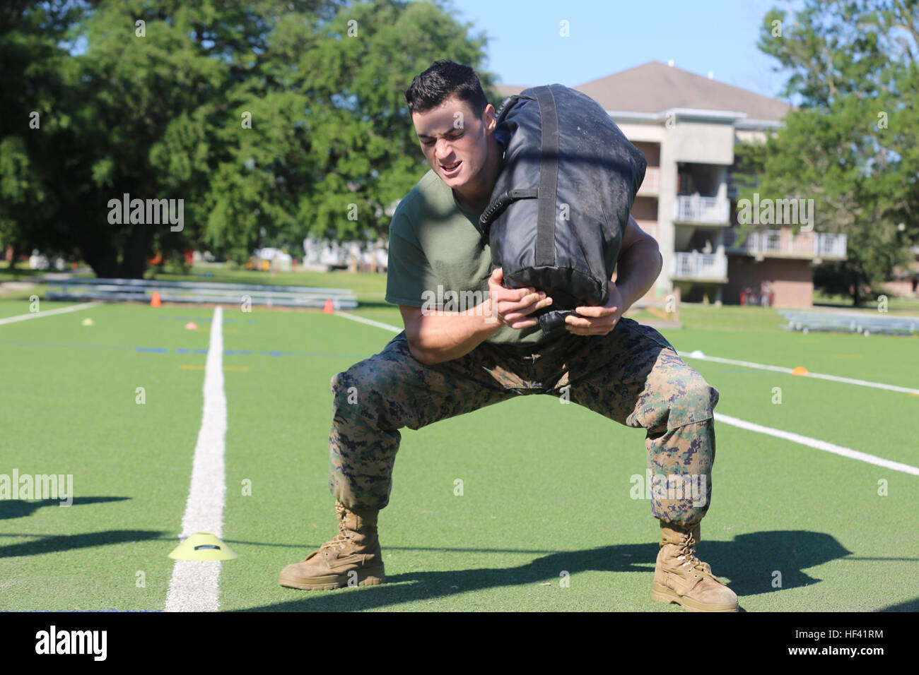 Sgt. Nick Perrorazio, ein MG-Schütze mit 2. Bataillon, 8. Marineregiment zeigt ein Sandsack besetztes Haus während der 2016 taktische Athlete of the Year Wettbewerb im High Intensity taktischen Training Center auf der Marine Corps Base Camp Lejeune, Juni 13. Der Wettbewerb wird jährlich die fittesten taktische Athleten in der Marine Corps finden statt. Gewinner vom Marinekorps Installationen – fährt Osten fort, um auf der Marine Corps Air Station Miramar, verdienen den Titel des taktischen Sportler des Jahres zu konkurrieren. Taktische Athlet Wettbewerb drückt Marines an ihre Grenzen 160610-M-ZH288-083 Stockfoto