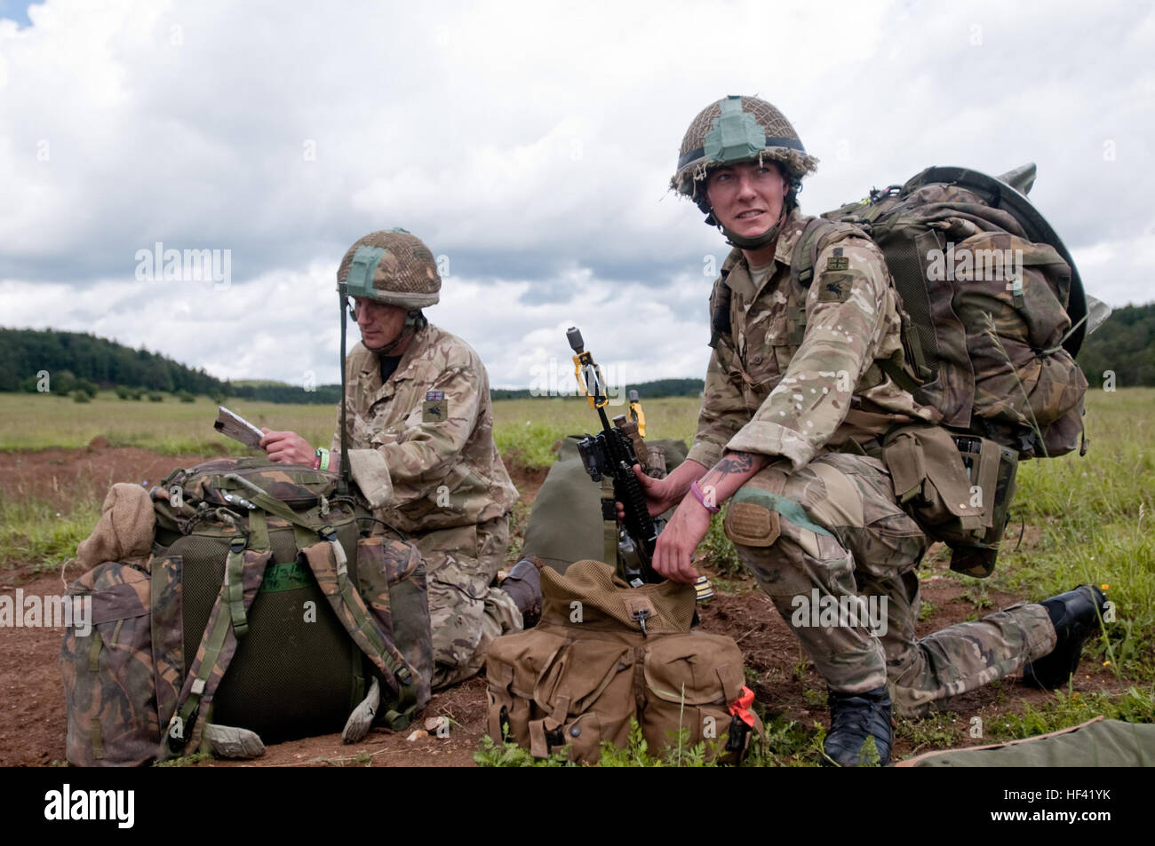 Britische Fallschirmjäger mit 3 Para-Kampfgruppe orientieren sich auf einer Karte nach der Durchführung im Rahmen der Übung Swift Antwort auf dem Truppenübungsplatz Hohenfels in Deutschland operiert in der Luft. Die Übung ist eines der führenden militärischen Krise Antwort Fortbildungsveranstaltungen für multinationale Kräfte Airborne in der Welt. Die Ausbildung soll die Bereitschaft zum Kampf gegen Kern der US Global Response Force – derzeit der 82nd Airborne 1st Brigade Combat Team – zur schnellen Durchführung, gemeinsame gewaltsame Eintrag und Weiterbearbeitung mit hohem Bereitschaftsgrad Alliierten in Europa verbessern Stockfoto