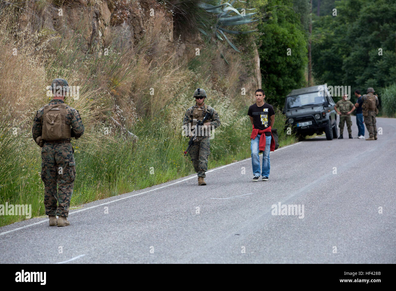 US-Marines mit speziellen Zweck Marine Air-Ground Task Force-Krise Antwort-Afrika escort simulierten Flüchtling zu einer Sammelstelle Evakuierung während Übung Orion 16 in Santa Margarida, Portugal, 23. Juni 2016. Die Marines wurden als schnelle Reaktion Kraft während des Trainings beauftragt portugiesische Soldaten Während non-Combatant Evakuierungsoperationen unterstützen. (U.S. Marine Corps Foto von Staff Sgt. Tia Nagle/freigegeben) USA, Portugal Join zwingt für Übung Orion 16 160623-M-NJ276-017 Stockfoto