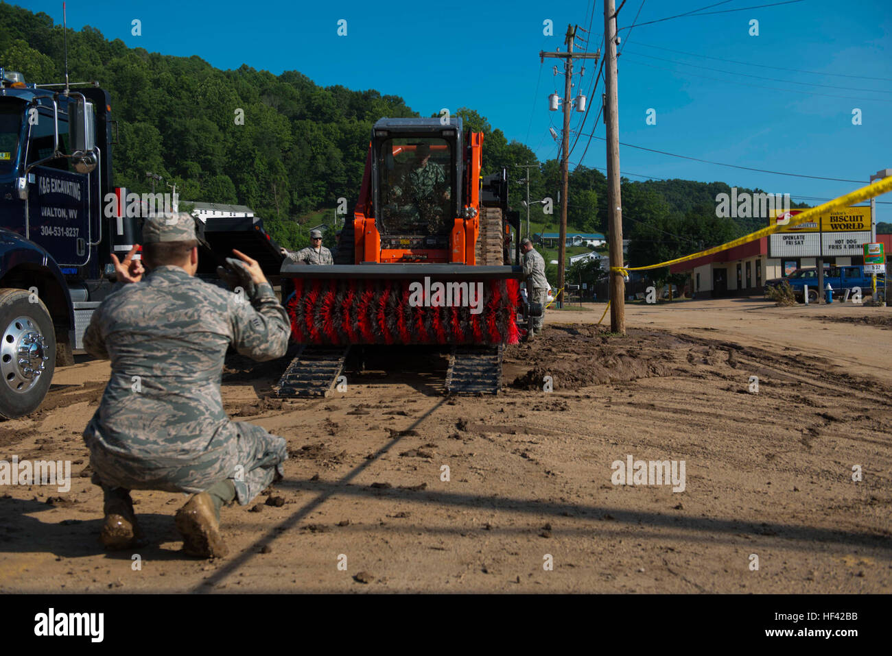 Mitglieder von West Virginia Luft-nationaler Schutz entladen Straßenkehrer am 26. Juni 2016 in Clendenin, W.Va nach einem verheerenden Hochwasser am 23. Juni 2016 auftreten.  Die Flut wurde als ein einmal in 1000 jährige Veranstaltung, führende W.VA Gouverneur Earl Ray Tomblin erklären Ausnahmezustand in 44 55 Grafschaften beschrieben. (United States Air National Guard Foto/techn. Sgt. De-Juan Haley) Operation Sommerregen 160626-Z-LQ742-013 Stockfoto
