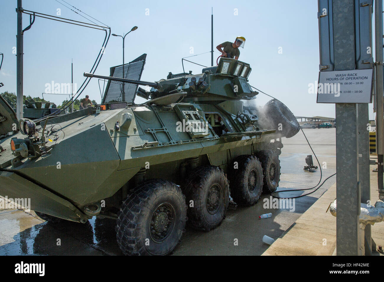 U.S. Marine Corps Lance Cpl. Julian O. Ibarra, ein Fahrer mit Schwarzmeer Drehkraft, wäscht eine Light Armored Vehicle am Ende der Übung Platin Lion 16-4 an Bord Novo Selo Trainingsbereich, Bulgarien, 15. Juli 2016. Dieser multinationalen Übung vereint acht NATO und Partnernationen für eine live-Feuer-Übung zur Stärkung der regionalen Verteidigung in Osteuropa. (Foto: U.S. Marine Corps CPL. Kelly L. Street, 2D MARDIV COMCAM/freigegeben) Bulgarien-Host multi-nationalen Bewegung 160715-M-OU200-171 Stockfoto
