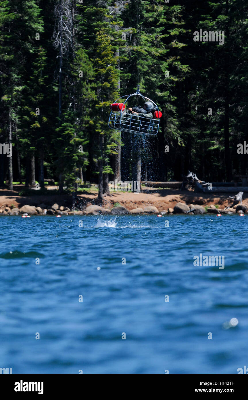 Oregon Air National Guard Captain Nathan Liptak, 114. Fighter Squadron Pilot sitzt in einem Korb geladen von Aviation überleben Techniker 3. Klasse Brendan Davis, Coast Guard Sektor North Bend, während Wasser Überlebenstraining im Lake Of The Woods in der Nähe von Klamath Falls, Oregon/USA, 22. Juli 2016. Flugausrüstung Besatzungsmitglieder gemeinsam mit Klamath County Sheriff Department Agenturen und Mitglieder der Küstenwache Sektor North Bend, Kingsleys f-15 Piloten bieten Wasser Überlebenstraining im Falle ein Notfall Auswurf. (Foto: U.S. Air National Guard Staff Sgt Penny Snoozy) Kingsley Field Mitglieder Teil Stockfoto