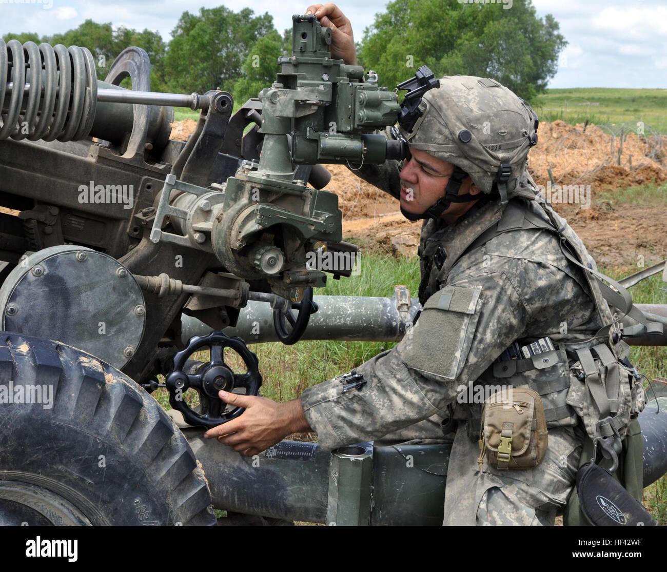 New York Army National Guard Sgt. Erik Paredes, M119 Kanonier Gun 8, Bravo Batterie, 1. Bataillon, 258th Field Artillery zugeordnet mit Sitz in Bronx, New York, Sehenswürdigkeiten seiner Haubitze M119 während des Trainings im Joint Readiness Training Center, Fort Polk, Louisiana, 26. Juli 2016. Rund 3.000 Soldaten aus New York trat 2.000 anderen Army National Guard Einheiten, aktive Armee und Armee-Reserve-Truppen im Rahmen der 27. Infantry Brigade Combat Team Task Force.  Die Soldaten sind ihre Fähigkeiten und üben Kampfhandlungen von Infanterie, die mit den Truppen, die im Nahkampf bis hin zu integrieren Stockfoto