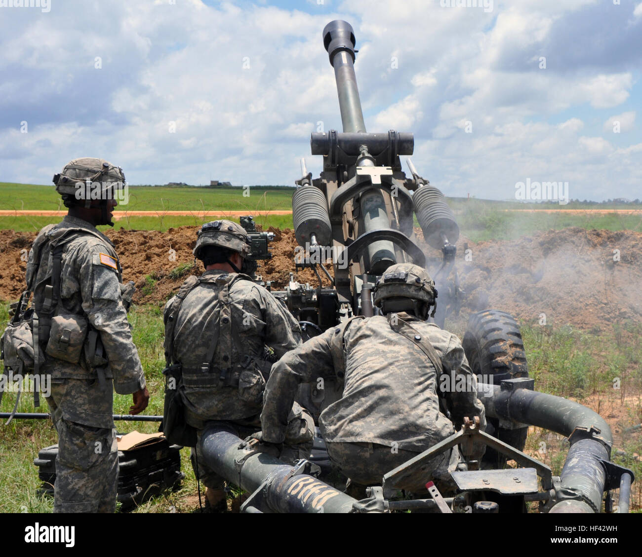 New York National Guard Soldaten zugewiesenen Waffe 8, Bravo Batterie, 1. Bataillon, 258th Field Artillery, Sitz in Bronx, New York, feuern ihre Haubitze M119 während des Trainings im Joint Readiness Training Center, Fort Polk, Louisiana, 26. Juli 2016. Rund 3.000 Soldaten aus New York trat 2.000 anderen Army National Guard Einheiten, aktive Armee und Armee-Reserve-Truppen im Rahmen der 27. Infantry Brigade Combat Team Task Force.  Die Soldaten sind ihre Fähigkeiten Honen und Praktizierende Integration von Kampfhandlungen von Infanterie Truppen im schließen mit einem Feind bekämpfen und beschäftigen Stockfoto