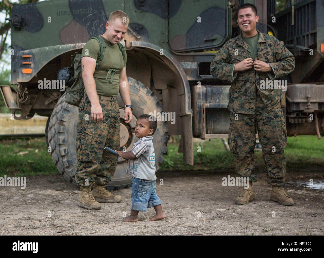 U.S. Marine Lance Cpl. James Weishan, links, Vermesser und Gladstone, Oregon, stammende und Sgt. Manuel Aguilera, ein Feld Funker und Pacoima, Kalifornien, Native, beide mit speziellen Zweck Marine Air-Ground Task Force - Southern Command, lächle ein Lokalmatador zu Fuß durch die Baustelle in Leimus, Honduras, 28. Juli 2016. US-Marines und Matrosen, speziellen Zweck Marine Air-Ground Task Force-Southern Command zugewiesen nahmen an engineering-Projekte, Zusammenarbeit in Sicherheitsfragen und Disaster Relief Vorbereitung in Belize, El Salvador, Guatemala und Honduras. (U.S. Marine Corps Foto von C Stockfoto