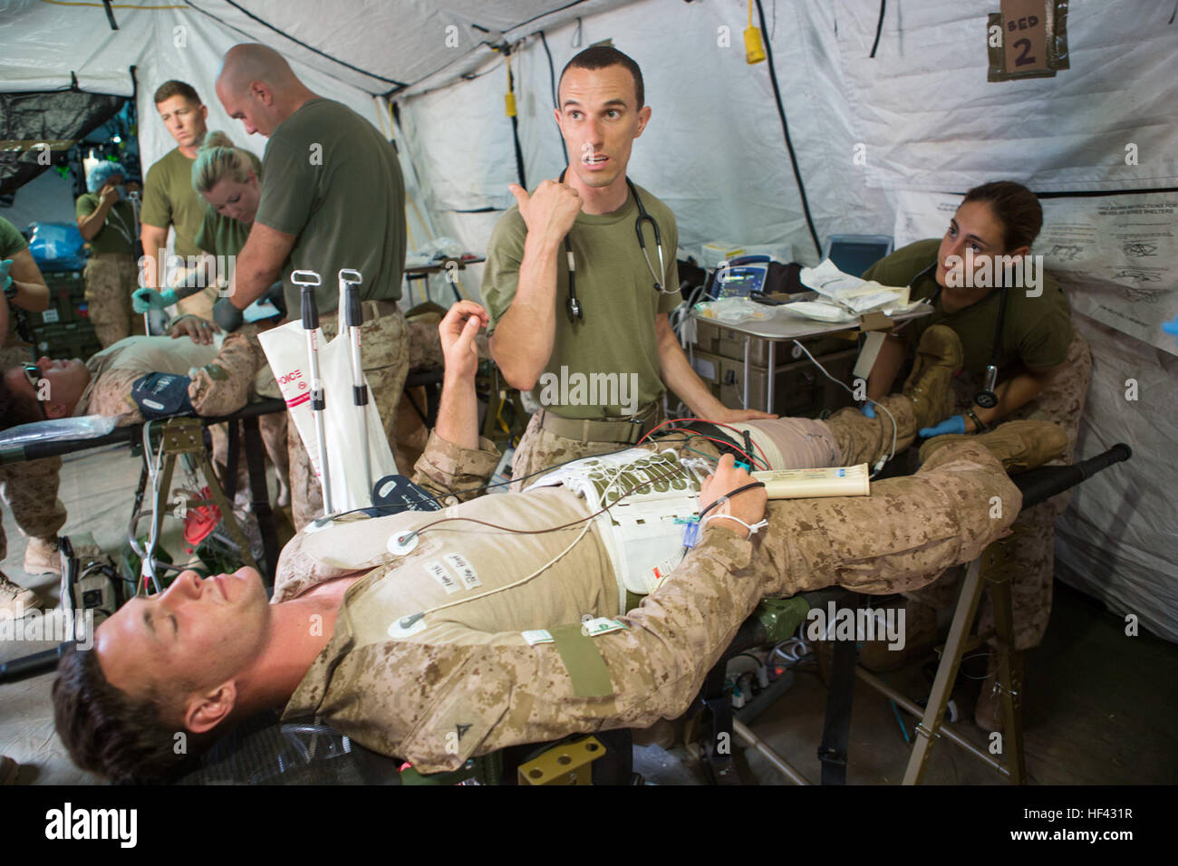 US Navy Medical Officers mit speziellen Zweck Marine Air-Ground Task Force-Krise Antwort-Afrika prüfen eine unteren Extremität Fraktur bei einem simulierten Patienten für chirurgische Eingriffe möglich während einer mass Casualty Drill, 1. August 2016. SPMAGTF-CR-AF medizinisches Personal wurden im Test mit realistischen medizinische Notfälle und gelehrt, während unvorhergesehener Umstände Mission Bereitschaft im Falle einer künftigen Krise zu improvisieren. (US Marine Corps Foto von Sgt. Kassie McDole.) SPMAGTF-CR-AF medizinisches Personal führen einen Mass Casualty Bohrer 160801-M-QM580-126 Stockfoto