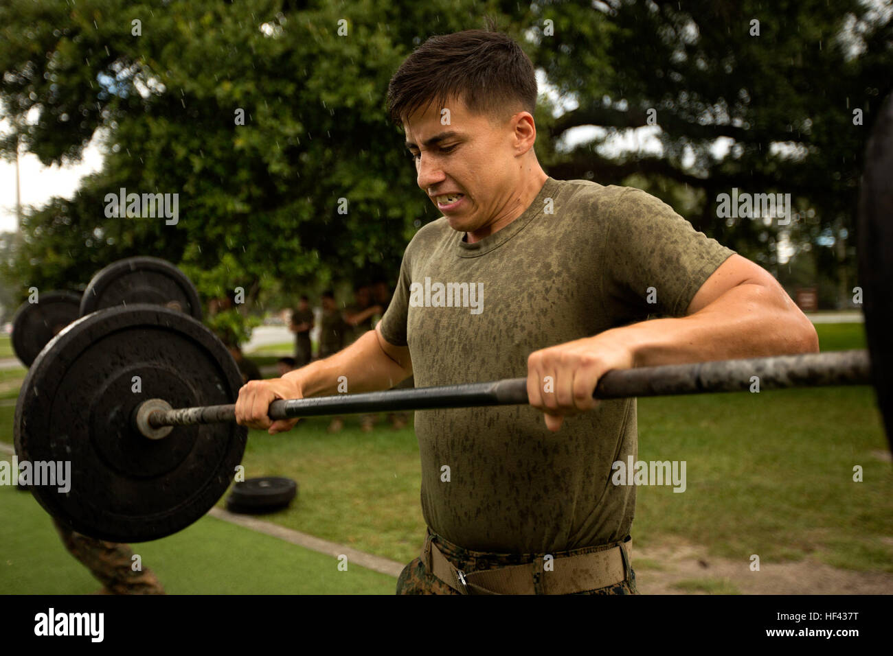 Marines und Segler mit Battalion Landing Team, 3. Bataillon, 6. Marine Regiment, beteiligte sich an einem Teufel Hunden oder Devil Dog Herausforderung 12. August 2016, Camp Lejeune N. C. Unternehmen gegeneinander angetreten in Sprint-Relais, Pugil Stockkampf, einen Pull und Push-up-Wettbewerb, Bodenkampf und eine hochintensive taktischen Schulung. Das Feld treffen wurde organisiert, um die Kameradschaft unter den Marines und Seglern zu bauen. BLT 3/6 ist ein Bestandteil der 24. Marine Expeditionary Unit. (Foto: U.S. Marine Corps Lance Cpl. Melanye Martinez) Marines Zusammenstoß in "Teufel Hunden" Herausforderung 160812- Stockfoto