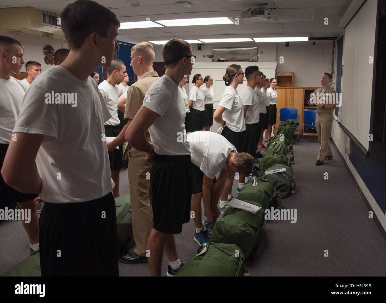 TUCSON, Arizona (13. August 2016) – Navy Officer Candidate Aaron Clayton befasst sich mit der Spitzengruppe Seekadett Kandidaten 13. August 2016, an der University of Arizona "South Hall Naval Reserve Officers Training Corps Gebäude vor der Abreise nach Camp Navajo, Arizona, an gemeinsamen Neuorientierung Student Ausbildung dort teilzunehmen.  Clayton, einer aktiven Dienst Seemann-Admiral 21 Programm Student hier diente als das diesjährige NSO Kommandant.  Die einwöchige NSO Ausbildung fand Aug. 12-19, beide Lager Navajo, Arizona, zusammen mit zwei anderen Universität NROTC Einheiten, und an der University of Arizona in Tucson, Stockfoto