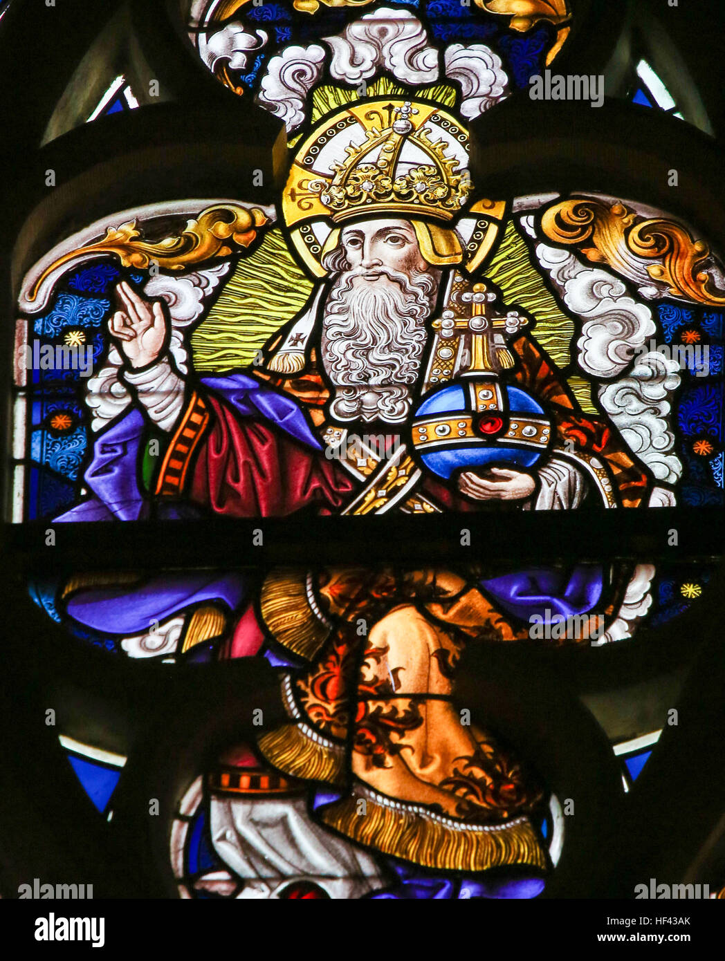 Glasfenster, denen Gott im Himmel, in der Kathedrale St. Bavo in Gent, Flandern, Belgien. Stockfoto