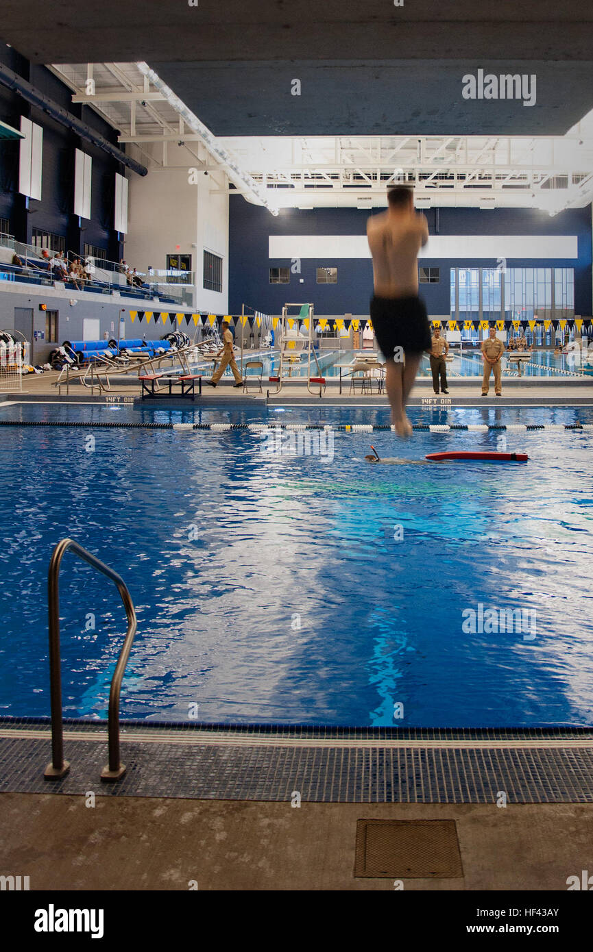 FLAGSTAFF, Arizona (14. August 2016) – springt ein Midshipman Kandidat eine Tauchplattform während seiner Naval Reserve Officer Training Corps schwimmen Basisqualifizierung 14. August 2016, am Pool die Northern Arizona University in Flagstaff, Arizona, im Rahmen der gemeinsamen neuen Student Orientierungstraining.  Die einwöchige NSO Ausbildung fand Aug. 12-19, mit der Hälfte kombiniert in Flagstaff neben Neuling Kandidaten von der University of New Mexico und Arizona State University NROTC Einheiten und die zweite Hälfte der University of Arizona in Tucson, Arizona.  Die gemeinsame regionale Ausbildung war die erste kombinierte ev Stockfoto