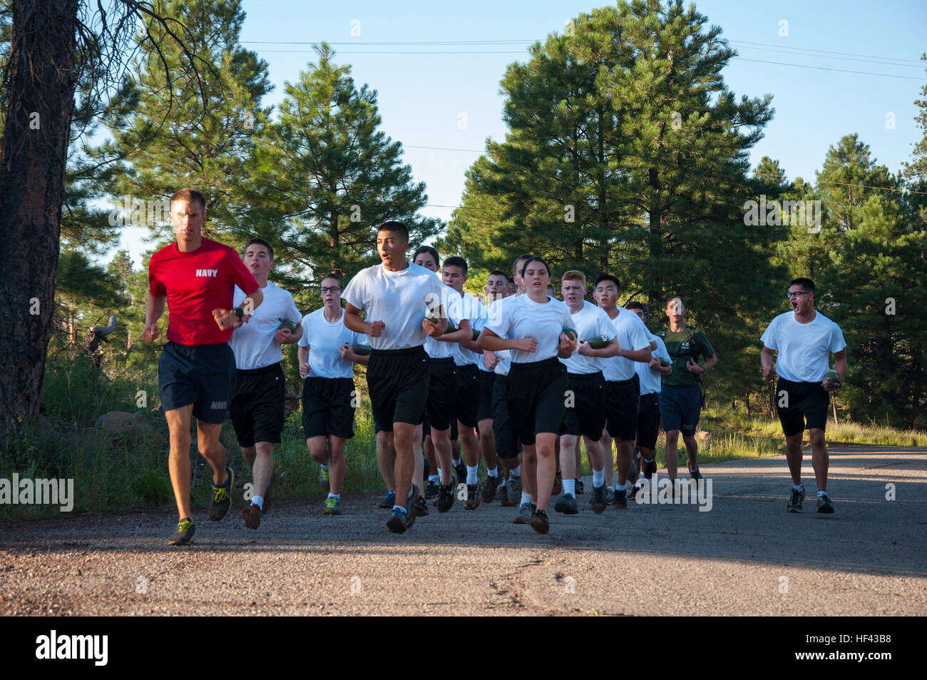 CAMP NAVAJO, Arizona (15. August 2016) – Midshipman Kandidat Emilio Mackie von der University of Arizona Naval Reserve Officer Training Corps Einheit schreit laufenden Kadenzen für seinen Zug während eines morgendlichen 2,5 Meilen 15. August 2016, als Teil des gemeinsamen Neuorientierung Student Training Camp Navajo, Arizona ausgeführt.  Die einwöchige NSO Ausbildung fand Aug. 12-19, mit der Hälfte kombiniert im Camp Navajo neben Neuling Kandidaten von der University of New Mexico und Arizona State University NROTC Einheiten und die zweite Hälfte der University of Arizona in Tucson, Arizona.  Die gemeinsame regionale Ausbildung war Stockfoto