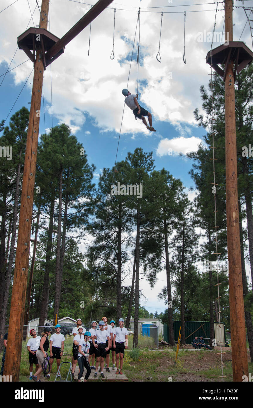 FLAGSTAFF, Arizona (15. August 2016) – ist ein Midshipman Kandidat abgesenkten 50 Fuß zurück zu seinem Kollegen Naval Reserve Officer Training Corps-Kandidaten nach Klettern und schwingen zwischen beiden Plattformen gleichzeitig mit verbundenen Augen 15. August 2016, der Northern Arizona University Challenge Kurs in Flagstaff, Arizona, im Rahmen der gemeinsamen neuen Student Orientierungstraining.  Die einwöchige NSO Ausbildung fand Aug. 12-19, die Hälfte im Bereich Flagstaff neben Neuling Kandidaten von der University of New Mexico und Arizona State University NROTC Einheiten und die zweite Hälfte an der Universität von Ariz kombiniert Stockfoto