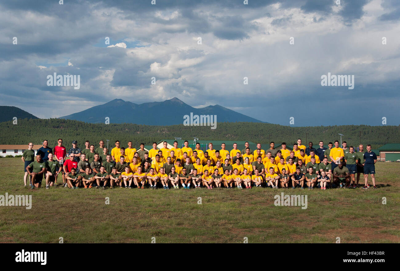 CAMP NAVAJO, Arizona (15. August 2016) – die kombinierten aktiven Dienst und Seekadett Personal zusammen mit fast 90 Seekadett Kandidaten aus Naval Reserve Officer Training Corps Einheiten an der University of Arizona, University of New Mexico und Arizona State University, Pose für ein Gruppenfoto 15. August 2016, vor der Durchführung ihrer gemeinsamen Endrunde an Camp Navajo, Arizona.  Die einwöchige NSO Ausbildung fand Aug. 12-19, mit der Hälfte kombiniert im Bereich Flagstaff neben Neuling Kandidaten aus anderen Universitäten und die zweite Hälfte der University of Arizona in Tucson, Arizona.  Die Stockfoto