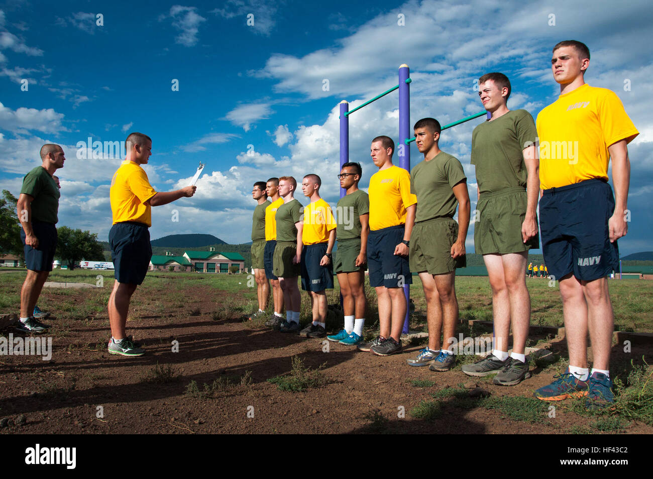 CAMP NAVAJO, Arizona (15. August 2016) – ein Midshipman Kandidat rezitiert die Medal Of Honor Quellenangabe der Navy Lt. Michael Murphy sein Team von Kandidaten, bevor sie eine Training Station laufen, Liegestützen, Klimmzüge, beginnen und während des gemeinsamen Neuorientierung Student Wettbewerbs 15. August 2016, Camp Navajo, Arizona Kniebeugen.  Kandidaten wurden in sechs Teams aufgeteilt und gedreht durch sechs Stationen um Punkte zu sammeln.  Die University of Arizona Naval Reserve Officer Training Corps Einheit einwöchigen NSO Ausbildung fand Aug. 12-19, mit Hälfte kombiniert im Bereich Flagstaff neben Neuling Kandidaten f Stockfoto