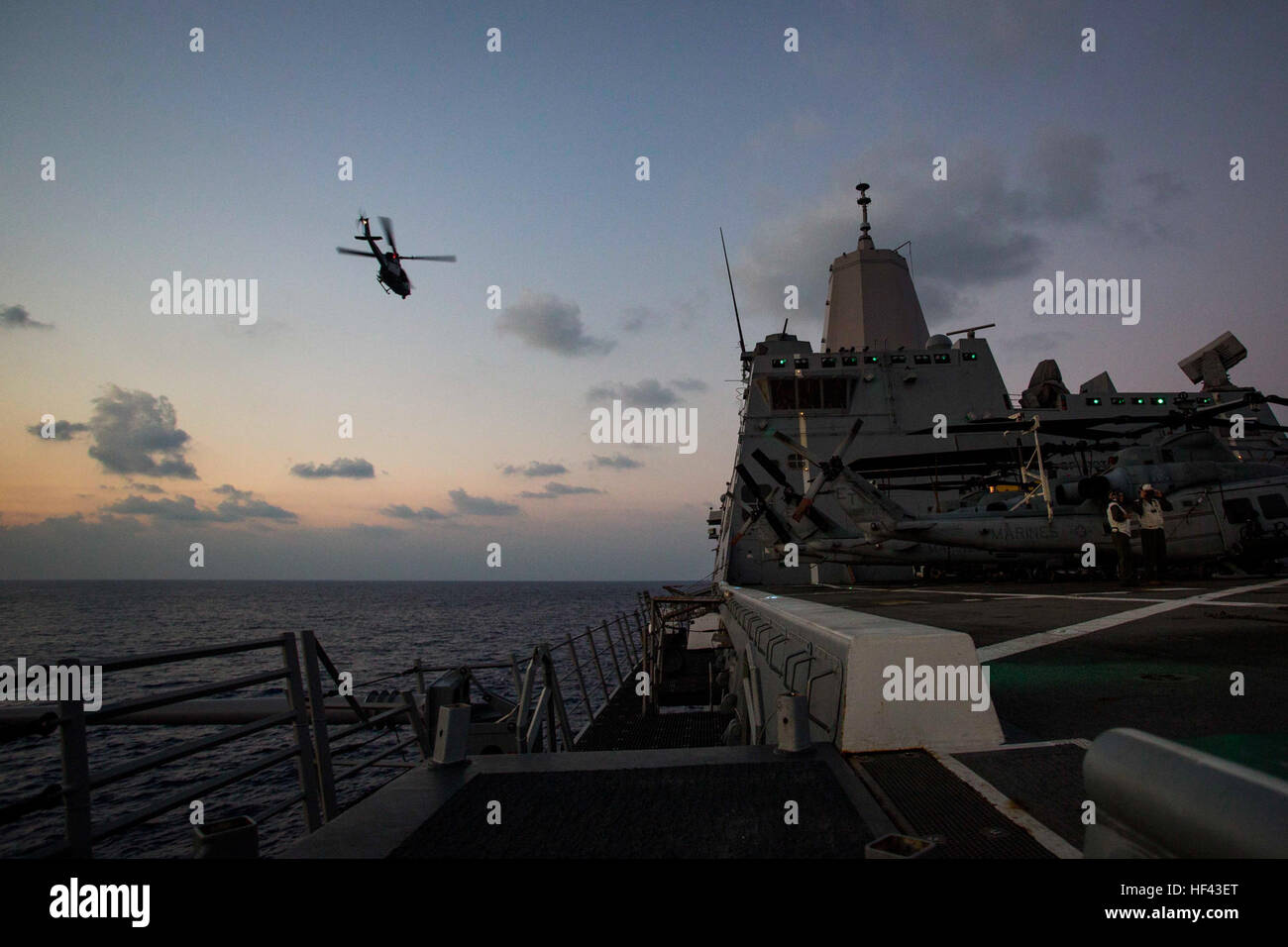 USS GREEN BAY (LPD-20), am Meer, (23. August 2016) – A Marine Corps UH-1Y Venom "Huey" Hubschrauber von Marine Medium Tiltrotor Squadron 262 (Stahlbeton), 31. Marine Expeditionary Unit, fliegt neben der USS Green Bay (LPD-20), am Meer, 23. August 2016. Die 31. MEU ist des Marine Corps nur kontinuierlich vorwärts bereitgestellt Marine Air-Ground Task Force und Luft-Boden-Logistik in ein einziges Team in der Lage eine Vielzahl von militärischen Operationen in der Region Asien-Pazifik von Kraft-Projektion und maritime Sicherheit, humanitäre Hilfe und Katastrophenschutz verbindet. (US Marinekorps p Stockfoto