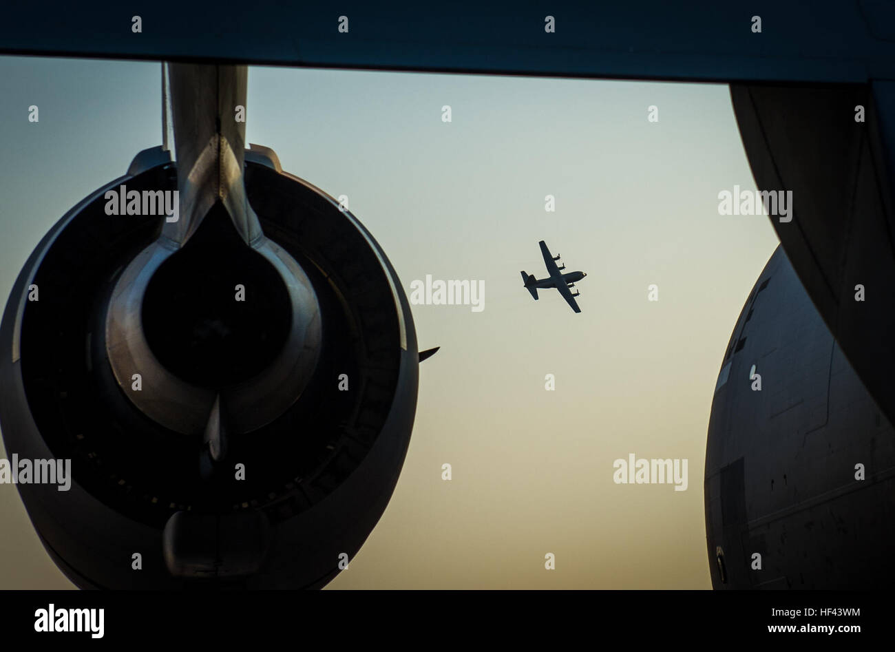 Eine südafrikanische c-130 führt für das Publikum auf der Africa Aerospace and Defense Expo Waterkloof Air Force Base, South Africa, 17. September 2016. Das US-Militär ist eine c-17 Globemaster III, eine Boeing KC-135 Stratotanker, einer C-130J Super Hercules, eine HC-130-König und ein MQ-9 Reaper ausstellen. Die Flugzeuge kommen aus verschiedenen Einheiten der Air National Guard und Air Force Reserve Command. Den USA routinemäßig beteiligt sich an Veranstaltungen wie AADE, Partnerschaften mit regionalen Partnern zu stärken. (Foto: U.S. Air Force Tech Sgt. Ryan Crane) 160917-F-RN211-149 (29777710346) Stockfoto