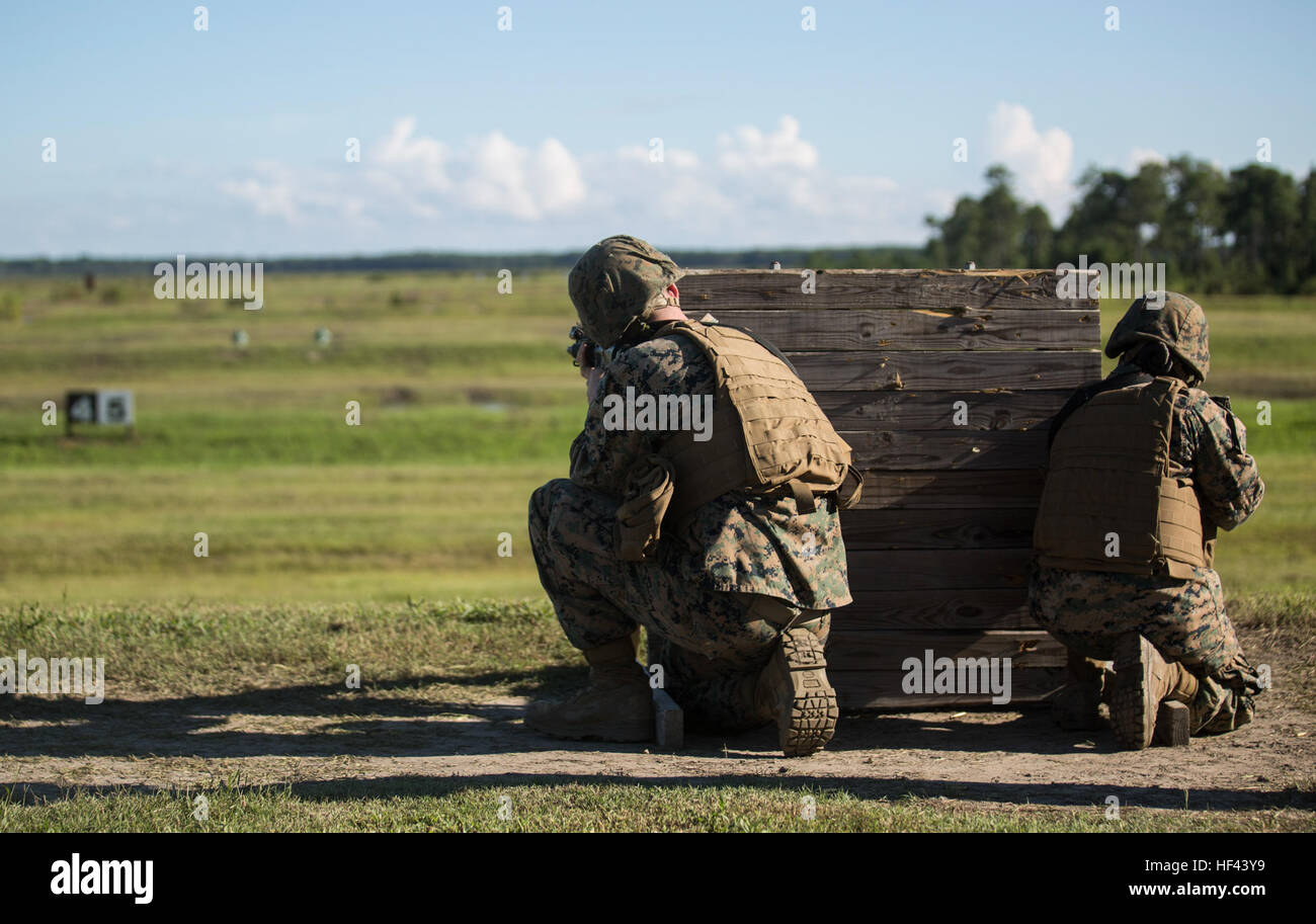 US-Marines Anblick-in auf ihre Ziele auf eine unbekannte Distanz während einer Tabelle fünf Reihe in Camp Lejeune, North Carolina, 21. September 2016. Marines mit 2. Wartung Bataillon durchgeführt einer Tabelle 3-6 Palette um ihre kurze Reichweite Genauigkeit, die Geschwindigkeit zu verbessern, in dem sie ein Ziel, sowie ihre Fähigkeit, das Feuer auf ein Ziel in einem unbekannten Abstand erwerben können. (Foto: U.S. Marine Corps CPL. Justin T. Updegraff) 2. Wartung führt zu schießen Tag und Nacht 160921-M-TV331-139 Stockfoto