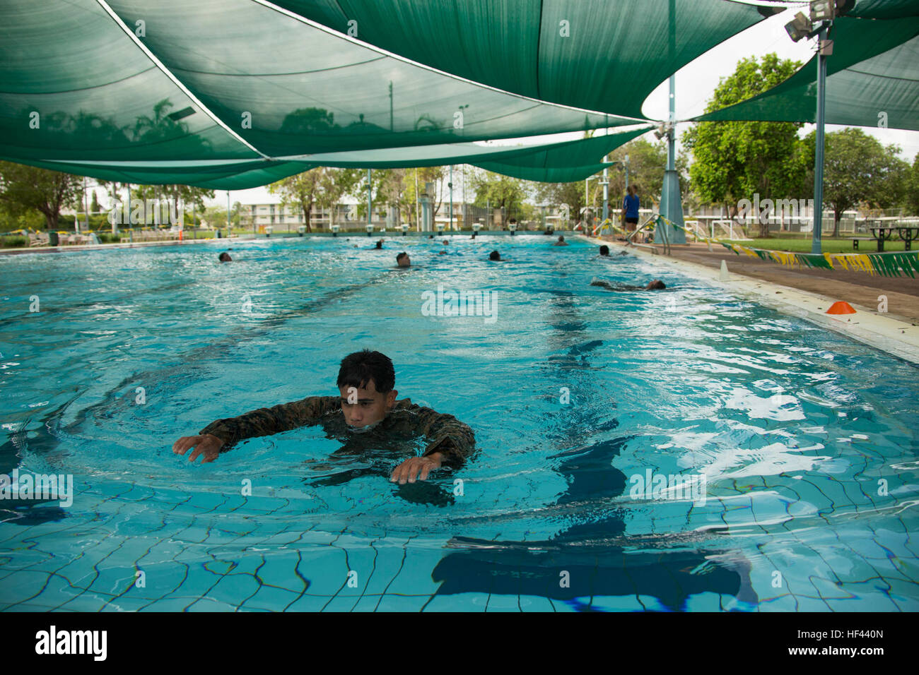 Marines schwimmen 300 Meter während einer Firma C-Kader-Wettbewerb bei Robertson Barracks, Northern Territory, Australien, 23. September 2016. Die Kader-Wettkämpfe bestimmt welche Gewehr Mannschaft oder Waffen Zug Abschnitt beste körperliche Fitness, klein-Einheit Führung und Zusammenhalt in der Gesellschaft C, 1. Bataillon, 1. Marineregiment, Marine Drehkraft – Darwin hatte. (Foto: U.S. Marine Corps von Sgt. Carlos Cruz Jr.) Unternehmen C Marines konkurrieren für beste Kader 160923-M-KE800-213 Stockfoto