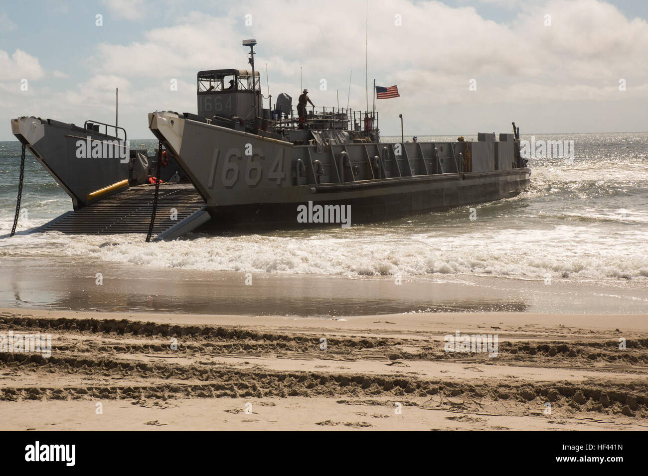 Landing Craft Utility verankert am Strand erwartet Sie ein M1A1 Kampfpanzer verladen in Camp Lejeune, North Carolina, 23. September 2016 sein. Die Marines mit 2. Tank Battalion bereiten sich auf den 24. Marine Expeditionary Unit für eine baldige Entsendung zu unterstützen.  Die Marines praktiziert be- und entladen die Tanks um kompetente und qualifizierte Bewegung der Panzer vom Schiff an Land im Rahmen der amphibischen Operationen geworden.  (US Marine Corps Foto von CPL. Michael C. Dye) Tanks führen LCU training 160923-M-CO304-023 Stockfoto