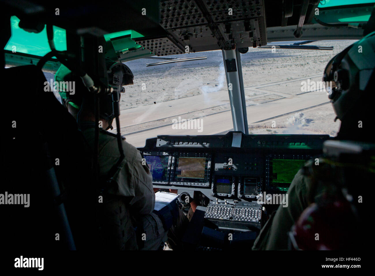 Die Marine Aviation Weapons and Tactics Squadron One und die Marine Light Attack Helicopter Squadron 369 führten am 28. September 2016 eine Offensive Air Support Übung in der Chocolate Mountain Aerial Gunnery Range, Kalifornien, als Teil des Weapons and Tactics Instructor Courses WTI 1-17 durch, um die operative Integration zu verbessern. Stockfoto