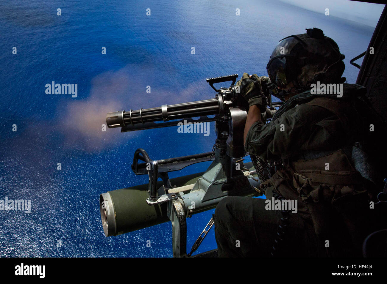 CPL. Cristina Fuentes, ein UH-1Y Venom Crewchief zugewiesen Marine Medium Tiltrotor Squadron 262 (Stahlbeton), feuert eine GAU-17/A-Minigun während einer Übung des Feuer-Unterstützung über Farallon De Medinilla, Commonwealth Northern Mariana Islands, 16. September 2016. Marines mit VMM 262 (Lauf) durchgeführt, die FISTEX als Teil des Valiant Shield 16. Valiant Shield 16 ist eine Biennale, nur in den USA, Feld-Übung (FTX) mit einem Schwerpunkt auf Integration der gemeinsamen Ausbildung unter den US-Streitkräften. Diese Ausbildung ermöglicht praxisnahe Kenntnisse bei der Aufrechterhaltung der gemeinsamen Kräfte durch erkennen, Ortung, tracking und engagi Stockfoto