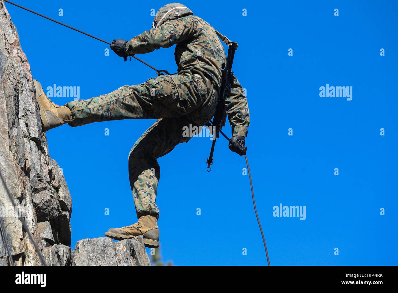 Eine Marine mit Firma L, 3. Bataillon, 4. Marine Regiment, durchquert die unebene Felswand beim Mountain Warfare Training im Marine Corps Mountain Warfare Training Center, Bridgeport, Calif., 13. Oktober 2016. Die Marines werden beurteilt, bei Tag und Nacht Operationen Abseilen. 3. Bataillon 4. Marine Regiment führt in die Berge 161017-M-HF454-004 Stockfoto