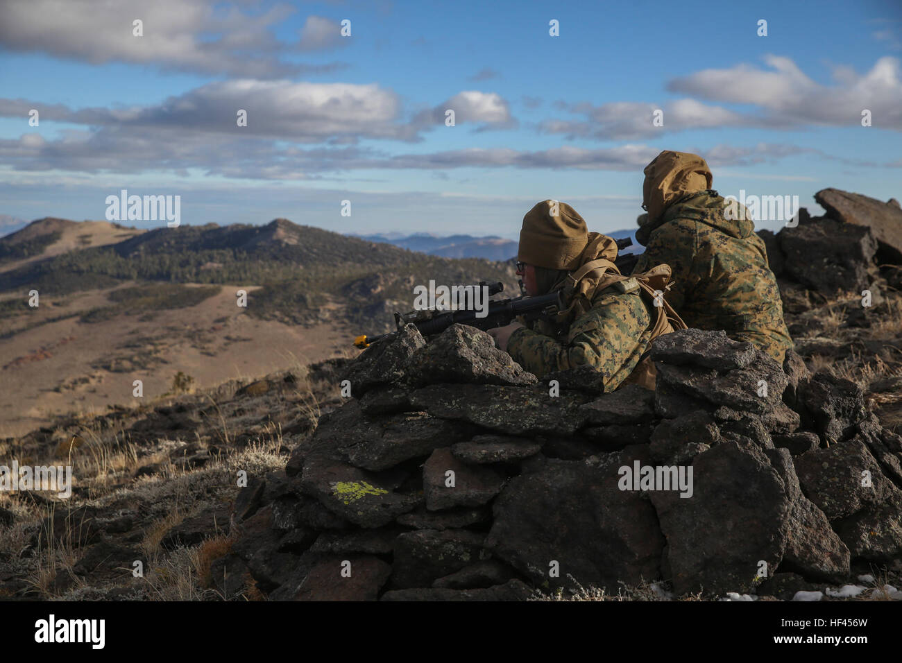 Marines mit Firma L, 3. Bataillon, 4. Marine Regiment, bieten über Uhr Sicherheit beim Mountain Warfare Training im Marine Corps Mountain Warfare Training Center, Bridgeport, Calif., 25. Oktober 2016. Mit begrenzten Abdeckung und Verschleierung Marines gebaut Mauern um ihre Post aus Steinen, die Gipfel des Berges übersät. 3. Bataillon 4. Marine Regiment führt in die Berge 161025-M-HF454-283 Stockfoto