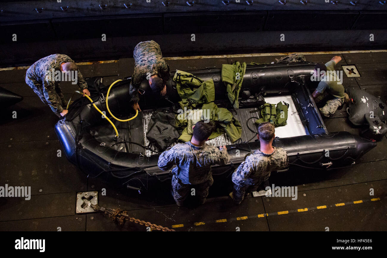 Marines mit Combat Assault Battalion, 3d Marine Division auf Camp Schwab bereiten amphibische Fahrzeuge (AAV) an Bord der amphibious Transport Dock USS Green Bay (LPD 20) während blaue Chromit 2017 in Okinawa, Japan, 29. Oktober 2016. Blaue Chromit ist ein US-einzige Übung, die die Navy Marine Corps expeditionary, amphibischen schnellen Fähigkeiten mit Sitz in Okinawa und der größere Indo-Asien-Pazifik-Region stärkt. (U.S. Marine Corps Bilder von MCIPAC Kameramann Lance Cpl. Jesus McCloud/freigegeben) 161031-M-NV775-452 (30561614440) Stockfoto