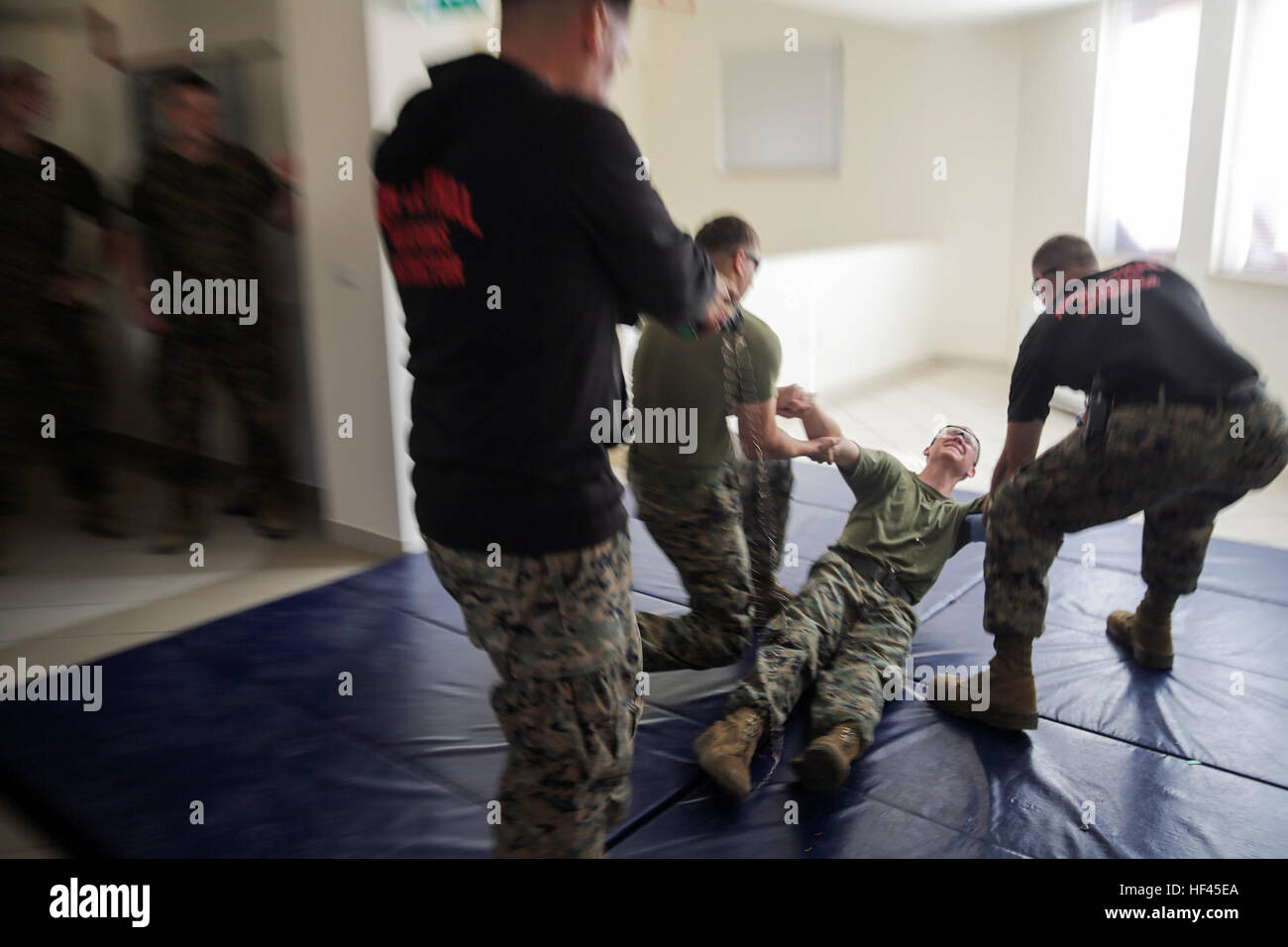 Lance Cpl. Ty Underwood, Spezialist für Cyber-Netzwerk mit speziellen Zweck Marine Air-Ground Task Force Krise Antwort-Afrika, ist mit der X26 hit Taser in nicht-tödliche Ausbildung bei Naval Air Station Sigonella, Italien, 1. November 2016. Marines absolvierte eine einwöchige nichttödliche, welche überdachte Taser Training, OC Belichtung und Riot Teamtaktik steuern.  (U.S. Marine Corps Foto von CPL. Alexander Mitchell/freigegeben) Keine Schmerzen, keine zu gewinnen, Marines absolvieren nicht-tödliche in Italien 161101-M-ML847-007 Stockfoto