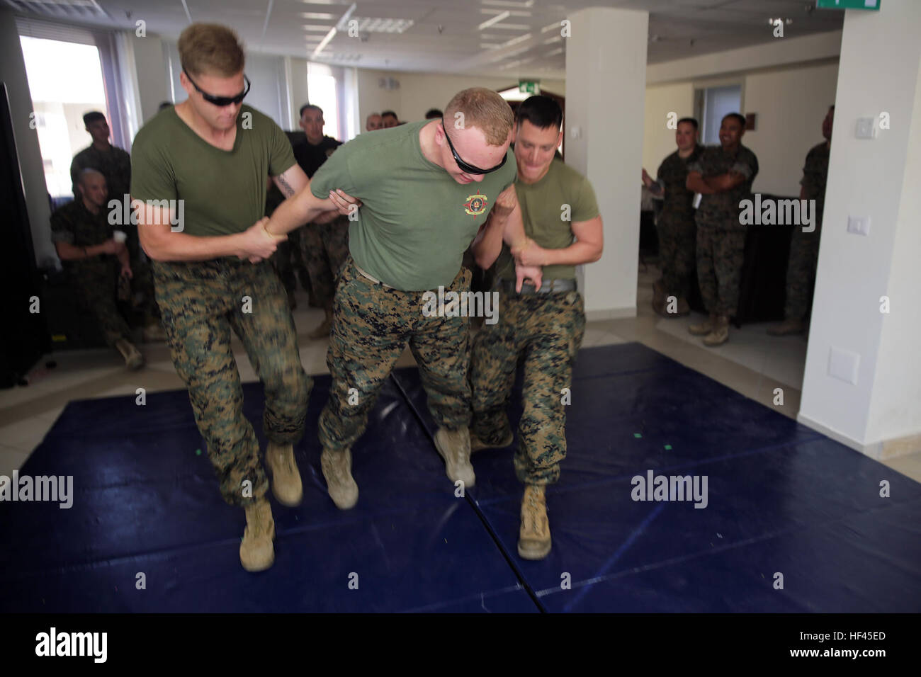 SA Alexander Varner, Spezialist für religiöse Programm mit speziellen Zweck Marine Air-Ground Task Force Krise Antwort-Afrika, ist mit der X26 hit Taser in nicht-tödliche Ausbildung bei Naval Air Station Sigonella, Italien, 1. November 2016. Marines absolvierte eine einwöchige nichttödliche, welche überdachte Taser Training, OC Belichtung und Riot Teamtaktik steuern.  (U.S. Marine Corps Foto von CPL. Alexander Mitchell/freigegeben) Keine Schmerzen, keine zu gewinnen, Marines absolvieren nicht-tödliche in Italien 161101-M-ML847-081 Stockfoto
