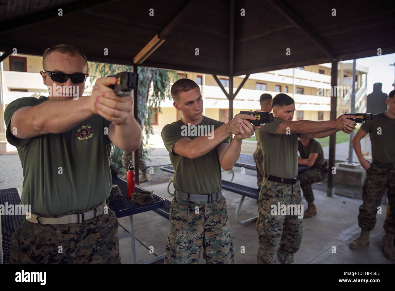 Marines mit speziellen Zweck Marine Air-Ground Task Force Krise Antwort-Afrika, zu üben, mit dem Ziel und der X26 Nachladen Taser in nicht-tödliche Ausbildung bei Naval Air Station Sigonella, Italien, 1. November 2016. Marines absolvierte eine einwöchige nichttödliche, welche überdachte Taser Training, OC Belichtung und Riot Teamtaktik steuern.  (U.S. Marine Corps Foto von CPL. Alexander Mitchell/freigegeben) Keine Schmerzen, keine zu gewinnen, Marines absolvieren nicht-tödliche in Italien 161101-M-ML847-212 Stockfoto