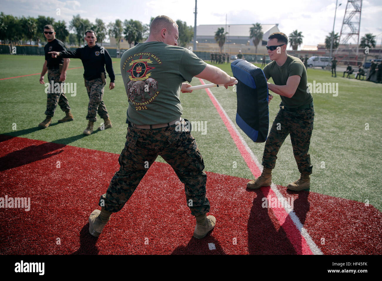 SA Alexander Varner, Spezialist für religiöse Programm mit speziellen Zweck Marine Air-Ground Task Force Krise Antwort-Afrika, nutzt den Taktstock, eine simulierte Angreifer zurückzudrängen, nach OC-Spray in nicht-tödliche Ausbildung bei Naval Air Station Sigonella, Italien, 2. November 2016 ausgesetzt. Marines absolvierte eine einwöchige nichttödliche, welche überdachte Taser Training, OC Belichtung und Riot Teamtaktik steuern.  (U.S. Marine Corps Foto von CPL. Alexander Mitchell/freigegeben) Keine Schmerzen, keine zu gewinnen, Marines absolvieren nicht-tödliche in Italien 161102-M-ML847-094 Stockfoto