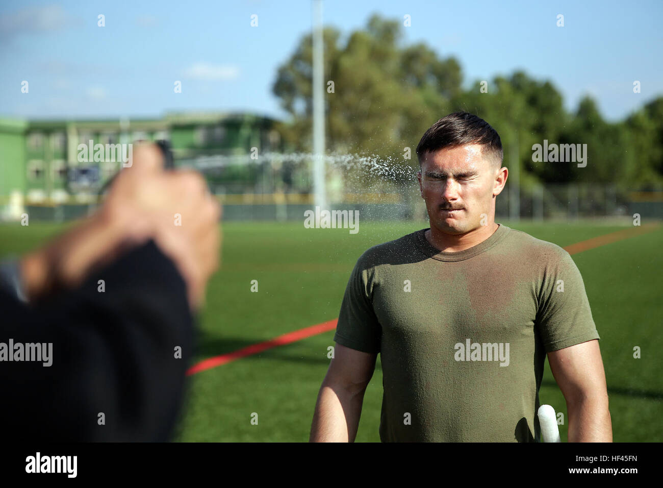 CPL. Tyler Boyd, ein Schütze mit speziellen Zweck Marine Air-Ground Task Force Krise Antwort-Afrika, ist in nicht-tödliche Ausbildung bei Naval Air Station Sigonella, Italien, 2. November 2016 mit OC-Spray besprüht. Marines absolvierte eine einwöchige nichttödliche, welche überdachte Taser Training, OC Belichtung und Riot Teamtaktik steuern.  (U.S. Marine Corps Foto von CPL. Alexander Mitchell/freigegeben) Keine Schmerzen, keine zu gewinnen, Marines absolvieren nicht-tödliche in Italien 161102-M-ML847-181 Stockfoto