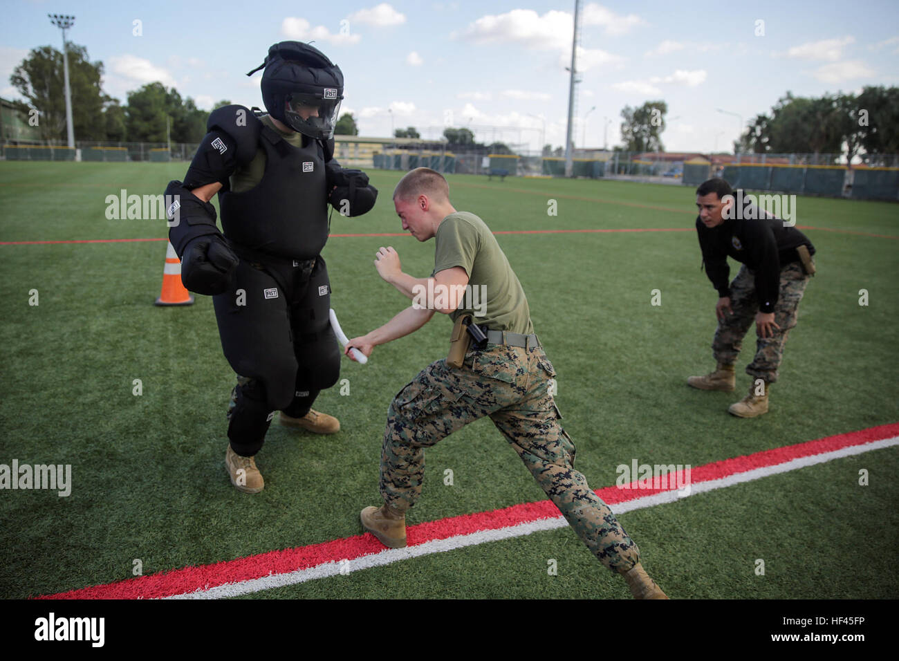 Lance Cpl. Ty Underwood, Spezialist für Cyber-Netzwerk mit speziellen Zweck Marine Air-Ground Task Force Krise Antwort-Afrika, trifft ein Ziel mit seinem Taktstock nach OC-Spray in nicht-tödliche Ausbildung bei Naval Air Station Sigonella, Italien, 2. November 2016 ausgesetzt. Marines absolvierte eine einwöchige nichttödliche, welche überdachte Taser Training, OC Belichtung und Riot Teamtaktik steuern.  (U.S. Marine Corps Foto von CPL. Alexander Mitchell/freigegeben) Keine Schmerzen, keine zu gewinnen, Marines absolvieren nicht-tödliche in Italien 161102-M-ML847-448 Stockfoto